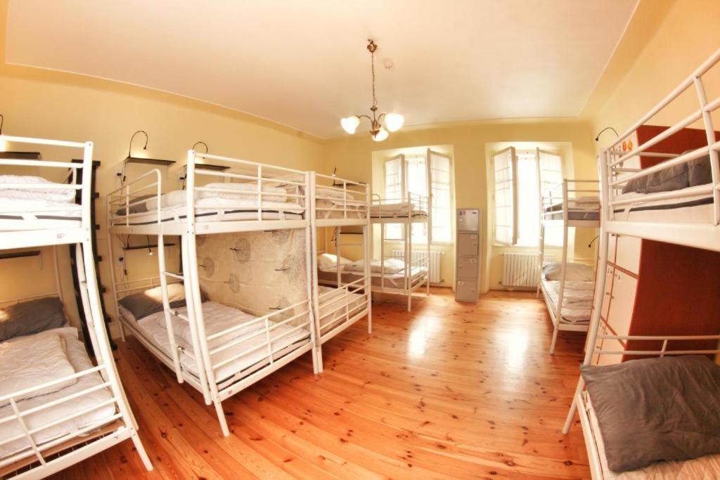 Postel v 8lůžkovém smíšeném společném pokoji